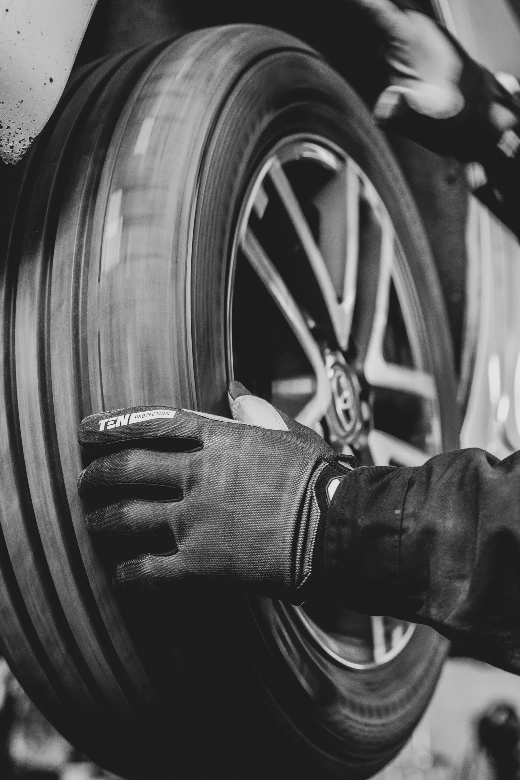 Mobile tyre fitter providing roadside assistance